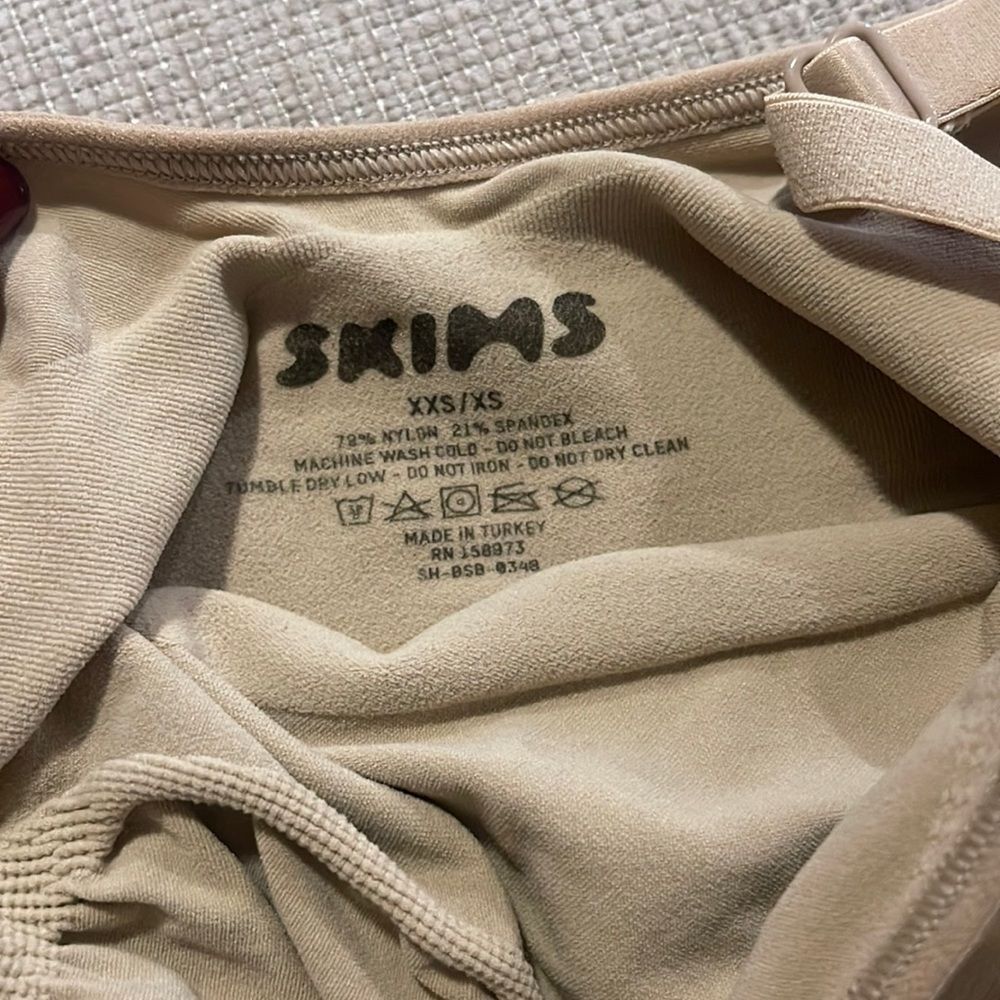 SKIMS SEAMLESS SCULPT BRIEF BODYSUIT - XXS/XS - Picture 5 of 5